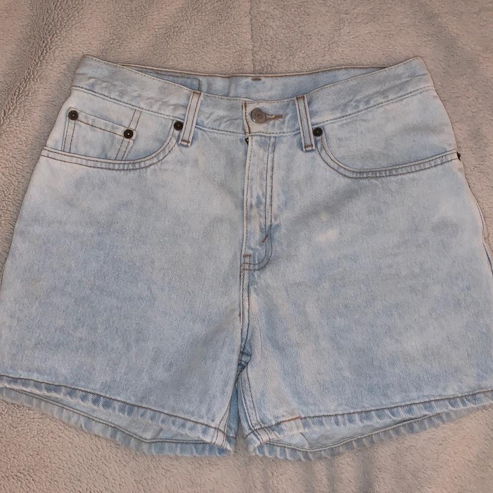 Light Wash Levi Shorts